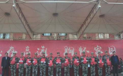 去開表彰會(huì)初中作文