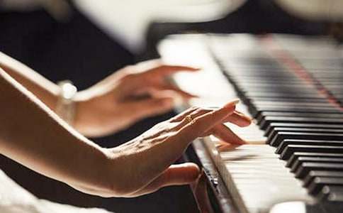 對(duì)牛彈琴是貶義詞嗎