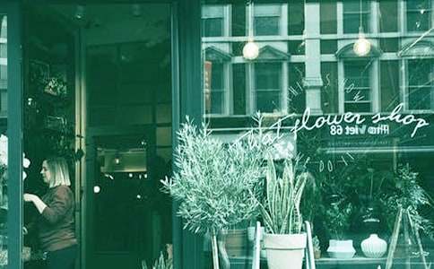 �o�̵��Ϡ���?sh��)�һ�������?/></p>
<p>�𾴵��̵���Ϡ�����</p><p>����������</p><p>���������������̵����I���ĕ����ǂ�(g��)СŮ����Ҳ�Sÿ��У�T�ڵ��̵����ˁ����������ѽ�(j��ng)��ӛ�������ɲ����������Ҷ�Ҫ���@���������fһ�x�x��</p><p>��������߀�Ïġ�ͬ�����ġ��_ʼ�f�����_�W(xu��)��ɂ�(g��)�����ˣ�������Ҫ�ġ�ͬ�����ġ�߀�]���I��ÿ���όW(xu��)�ŌW(xu��)���c(di��n)һ�������׌�қ]�C(j��)��(hu��)ȥ�������漱��������������һ�IĪչ�ĕr(sh��)����������ŌW(xu��)����ͻȻ�������̵��￴���������Ҹ��d�������ؼҺ��Ҿ��v�o���� �����̳������f�����㲻��������Ҫ���W(xu��)У���������������ȥ��һ�r(ji��)������һ�Ұ��X�o����ȥ�I����</p><p>���������������������M(j��n)�����̵����p�Ć������Ϡ��������@���ġ�ͬ�����ġ������Xһ��������Ц���f��������(bi��o)�r(ji��)��ʮ��K������(g��)�ۣ�ʮ�ĉK�u�o�������Ҳ�����˼�ĵ����^�������������ҽ����ֻ�ǆ���(g��)�r(ji��)�����쎧�X���I�����o���������І����������ص��c(di��n)�c(di��n)�^���B�f�С������еĴ�ʯ������������(g��)��Ҳ�p���˲��١�</p><p>�����ڶ���һ����������ʮ�ĉK�X���M(j��n)���ĵ�������һ�۾��J(r��n)�����ң�Ц���f����Ҫ���ĕ��İ����ҽo�������������f�����D(zhu��n)��Ĺ��_(t��i)��һ���ó�������������ġ�ͬ�����ġ�����������һ���������Ǐ�һ��ѵĕ����г�����f�o�ҵģ���������o������һ߅��������Ц�ݷ·���һ�ɜ�ů��ů���ĕ�����������һֱ�����ҵ�����Ҵ��Č�(du��)���f��һ�x�x��</p><p>�����Ǖr(sh��)�ǿ��������x�x�ɂ�(g��)��������Ҳ�Ҳ������@���N�е����ۣ������_(d��)�ҵ��������҂��������v����Ҫ�\�������죬�ҏ������e��(d��ng)�������������@�ɂ�(g��)�ֵĺ��x���\������һ�Լȳ���R�y׷�ľ����ؑѣ��\����������֮������֮�µ�̹ʎ�L(f��ng)�ȡ��mȻֻ��һ��(g��)СŮ����ԃ�������s����������(du��)���ĳ��Z��</p><p>�����ٴ��x�x���̽o�ҵ��@��������Ҫ��һ�n���Ժ�����Ҳ��(hu��)����һ������һ��(g��)���س��Z���ˡ�</p><p>����ף�����w������</p><p style=